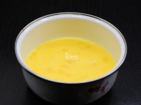 鸡蛋打散，加入白砂糖拌均，再混合橙子拌均；