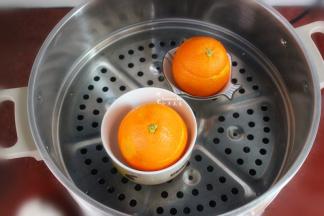 清水煮沸，放入蒸锅，盖上盖子，小火蒸10分钟。PS：火的大小不同，蒸熟时间略有不同。