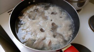 排骨切块去水。