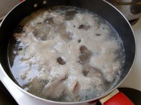 排骨切块去水。