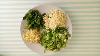 准备大蒜，升级，葱切小碎。