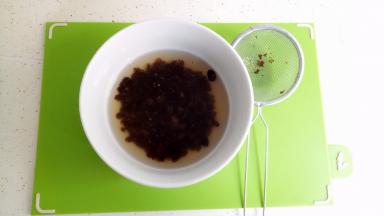 把豆豉洗干净，泡水10分钟左右去水