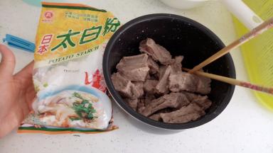 排骨去水以后加入土豆粉搅拌均匀。