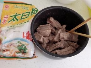 排骨去水以后加入土豆粉搅拌均匀。