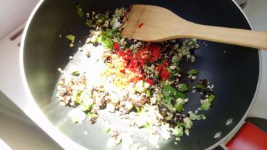 热油加入大蒜，生姜，葱头，辣椒，豆豉翻炒出香味。