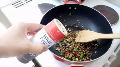 再加入胡椒，生抽，老酒。