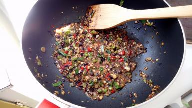 翻炒均匀出香味！咸味要比较重点。后面蒸会出水。