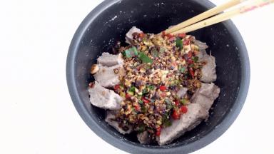 炒出香味倒入搅拌好的排骨中，准备蒸，大火蒸1个小时，就可以出锅咯！