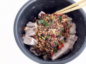 炒出香味倒入搅拌好的排骨中，准备蒸，大火蒸1个小时，就可以出锅咯！