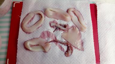 把鱿鱼洗干净，提前把鱿鱼用老酒+盐巴腌1个小时，腌好以后用纸吸干鱿鱼的水份。