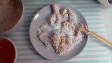 拿一碗粉，把上浆以后的鱿鱼再放入粉中裹多一层粉，热油锅，用中火炸，炸至金黄色即可拿出来，不要炸太久，鱿鱼会干掉。