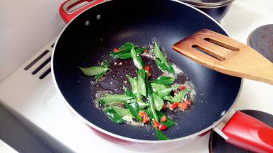 再加入咖喱叶和红辣椒炒出香味。