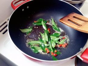 再加入咖喱叶和红辣椒炒出香味。