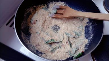 再倒入麦片碎，炒大概30秒。