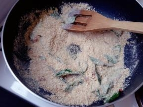 再倒入麦片碎，炒大概30秒。
