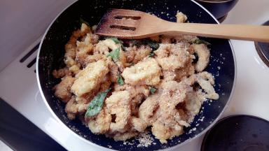 再加入已经炸好的鱿鱼，翻炒均匀就可以上锅了，不需要炒太久。