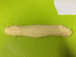 每个分成大概55g一个的小面团，放入8寸方盘中，注意每一个面团之间要留一点空隙