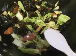 放花椒粉、生抽和盐调味