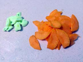 大蒜和胡萝卜都切片