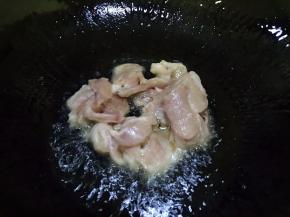 锅内放油烧至五成热，放入肉片翻炒几下