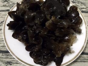 水发木耳摘洗干净后沥干水分