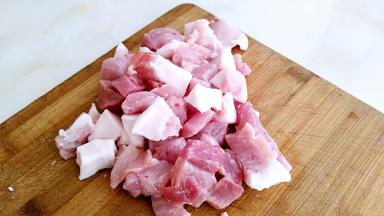 新鲜的猪肉，温水冲洗几遍，切成块。