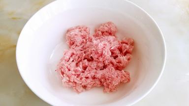 用绞肉机搅成肉糜。