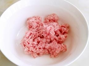 用绞肉机搅成肉糜。