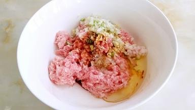 葱姜剁碎，五香粉，味精，砂糖，盐2克，香油，玉米油1茶匙，生抽2茶匙，酱油半茶匙，蛋清混合。