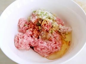 葱姜剁碎，五香粉，味精，砂糖，盐2克，香油，玉米油1茶匙，生抽2茶匙，酱油半茶匙，蛋清混合。