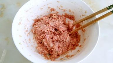 搅打至吸收，并且较有弹性。