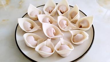 以此类推做完其余的的肉馅，吃不完可以冰箱冷冻保存。