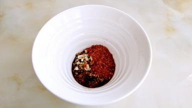 大碗中放入，生抽半茶匙，酱油几滴，大蒜末，辣椒粉，米醋半茶匙。