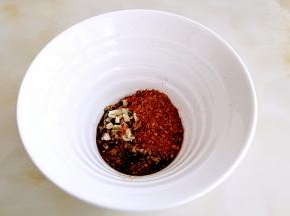 大碗中放入，生抽半茶匙，酱油几滴，大蒜末，辣椒粉，米醋半茶匙。