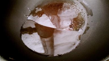 锅中放油烧热。