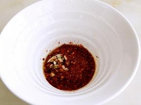 把烧热的油，用汤匙淋在辣椒粉上面出红油。