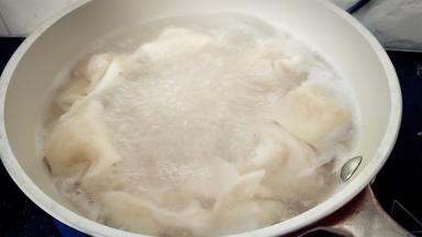 另外起锅烧开水，放入盐2克，馄饨煮透。
煮馄饨的时候放入盐，不易破皮，口感很好，不也容易坨在碗里。