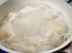 另外起锅烧开水，放入盐2克，馄饨煮透。
煮馄饨的时候放入盐，不易破皮，口感很好，不也容易坨在碗里。