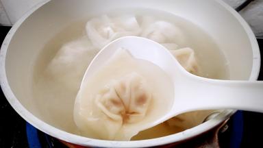 煮至馄饨熟透即可出锅。