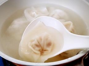 煮至馄饨熟透即可出锅。