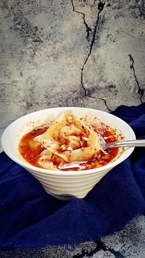 馄饨连同汤汁一起盛入红油汁碗中，拌匀即可食用。