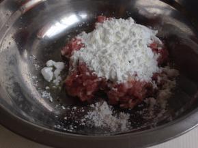 猪肉剁成肉末，蒜剁成蓉，加入油、盐、料酒、胡椒粉、糖和生粉调好味