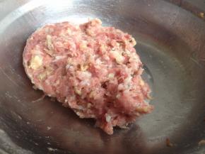 加入切成小粒的香菇，拌匀后，摔60下，起胶