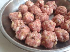 弄成一个个小肉丸