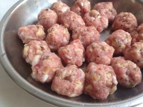 弄成一个个小肉丸