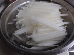 萝卜去皮切细丝