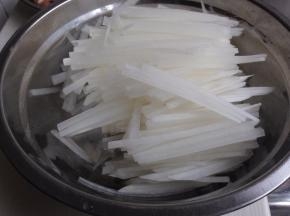萝卜去皮切细丝