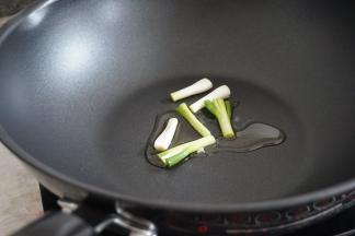 锅里加油，加葱白，烧热