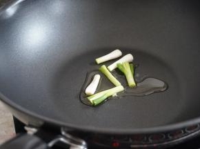 锅里加油，加葱白，烧热