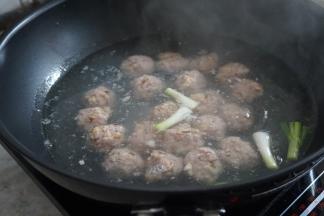 加入肉丸，煮10分钟左右